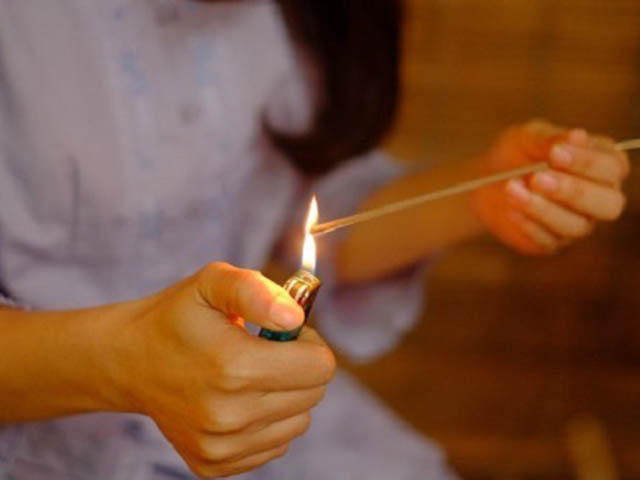 Mơ thấy mình thắp hương nhưng không cháy.