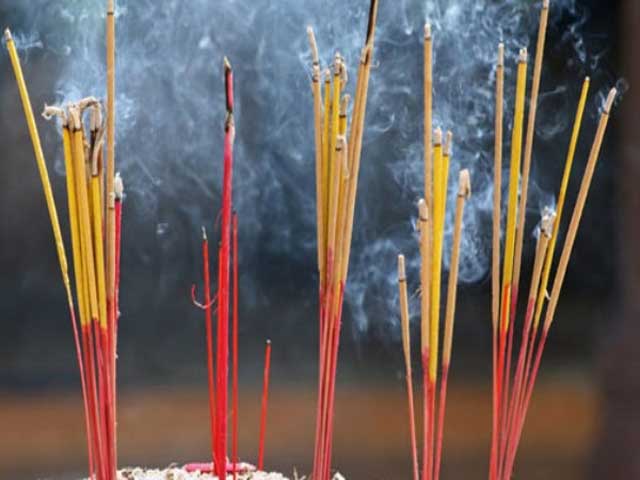 Mơ thấy thắp hương chỉ đốt được nửa cây.