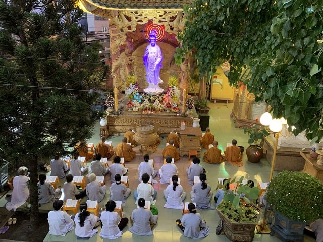 mo thay minh lay duc me quan am danh con gi