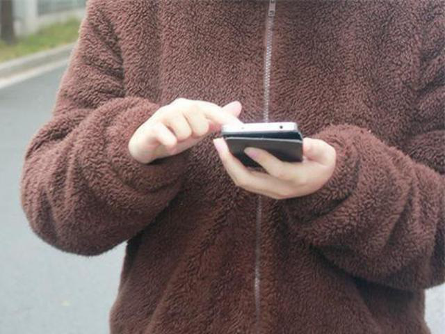 Mơ thấy nhặt điện thoại đánh con gì.