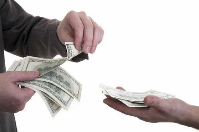 Đừng thay mặt cha tôi đổi tiền