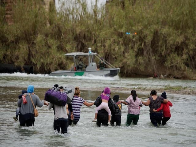 Nằm mơ thấy lội nước mang nhiều ý nghĩa khác nhau