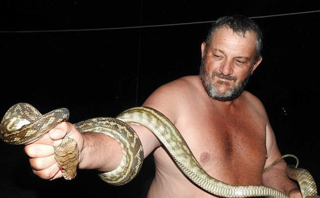 Rắn quấn lấy giấc mơ của người khác