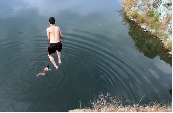 Nằm mơ thấy xác chết trôi sông là có người quen.