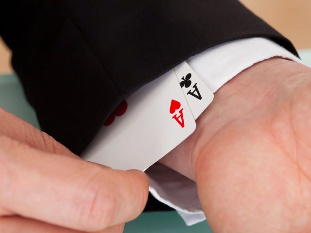 Cô khoe chồng cầm trên tay 2 lon cho chồng