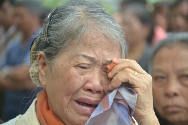 Nằm ngủ mơ thấy bà ngoại khóc 