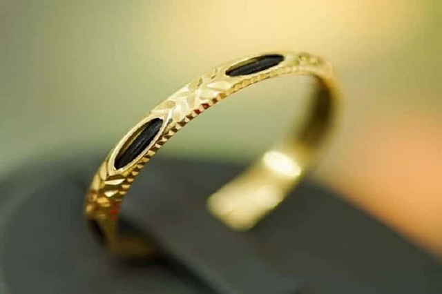 Nam người mẫu thay rượu