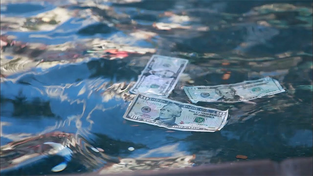 Tiền trong mơ đổ xuống sông xuống biển
