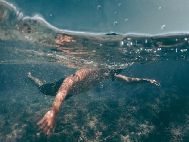 Nằm mơ thấy bạn trai rơi xuống sông