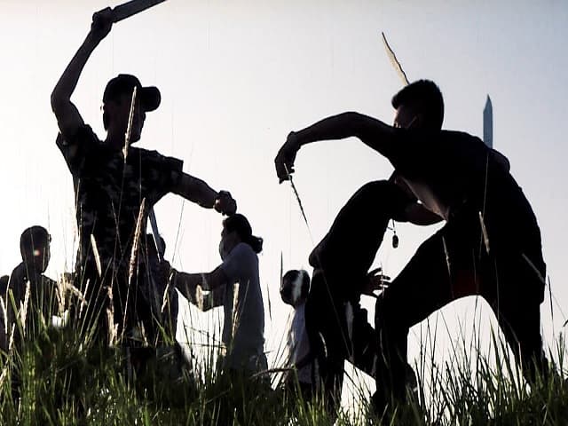 Mơ thấy nhiều người chém nhau 