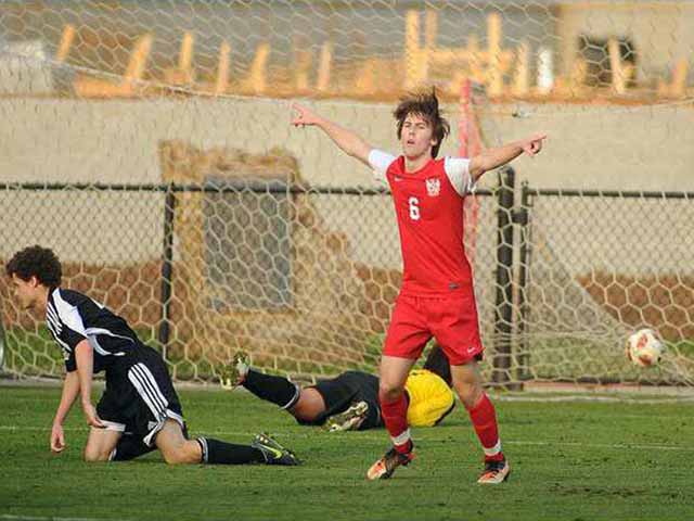 Mơ thấy đá bóng vào lưới