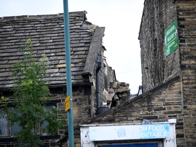 Nằm mơ thấy nhà hàng xóm bị sập