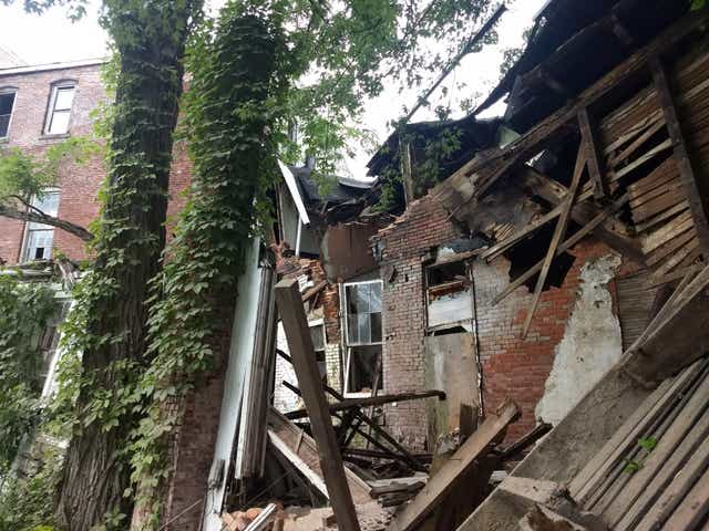 Nằm mơ thấy nhà sập là giấc mơ của đồng nghiệp.