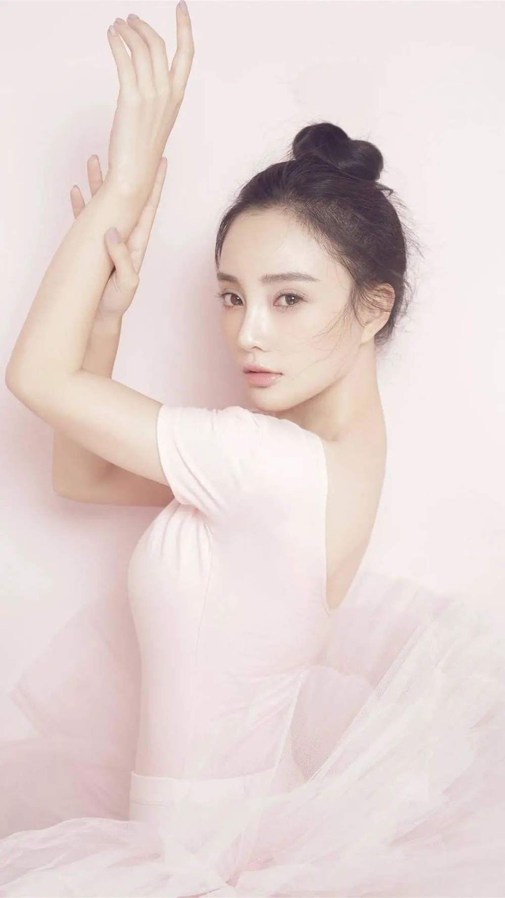 Lý Tiểu Lộ khoe hàng